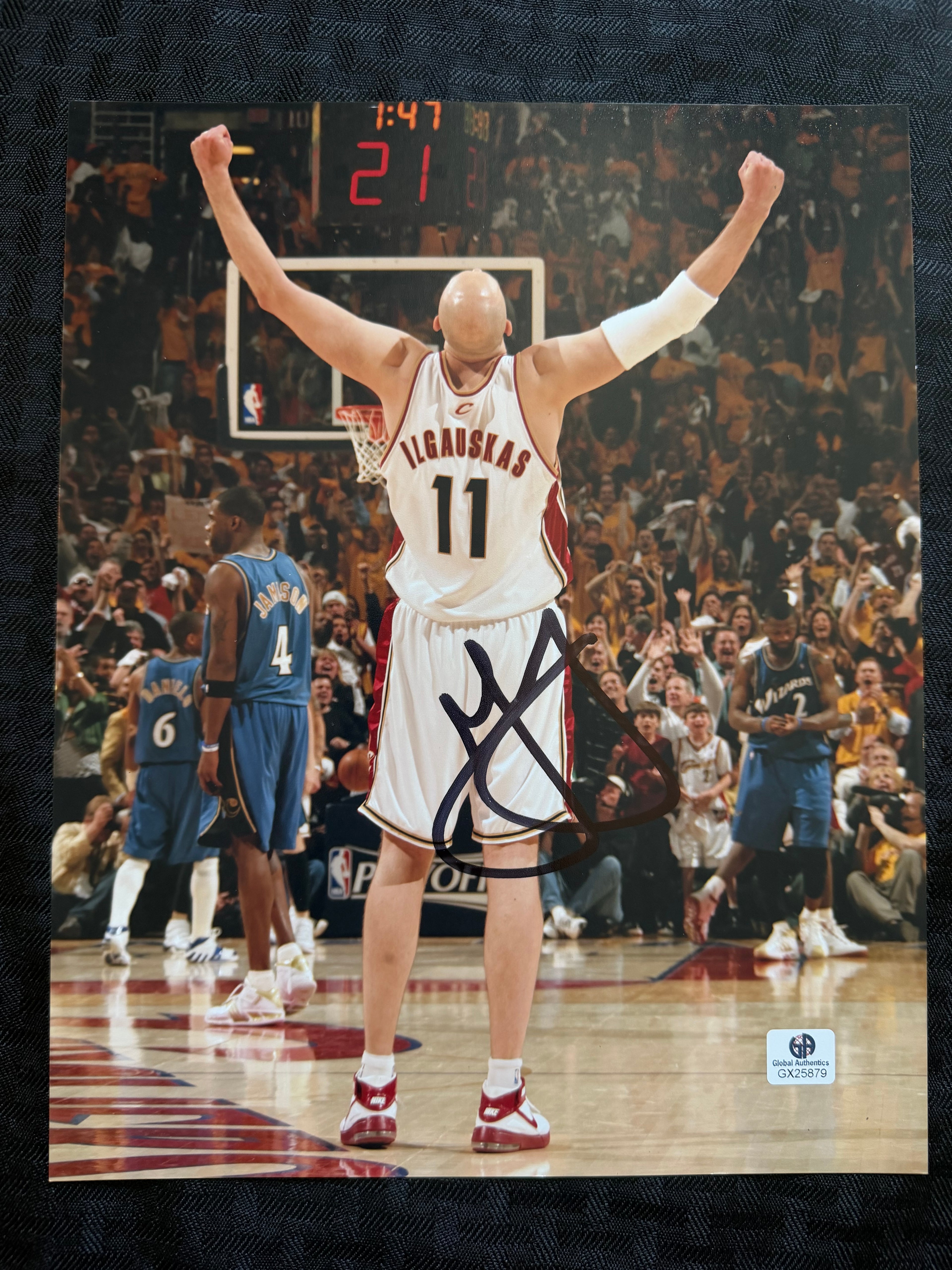 Zydrunus Ilgauskas signed 8x10 w/ COA